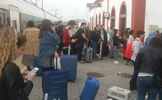 Viajeros del tren esperando en la estación de Espeluy. 