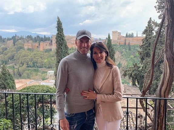 El entrenador del Real Madrid  estuvo en el monumento nazarí  como parte de su paso por Granada y se fotografió con varios fans