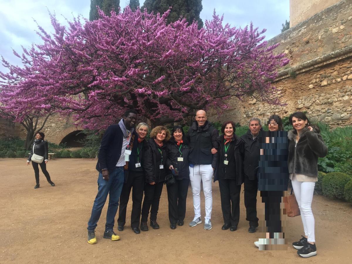 Son muchos los políticos, escritores, artistas, cineastas, deportistas que han viajada hasta Granada para admirar el monumento 