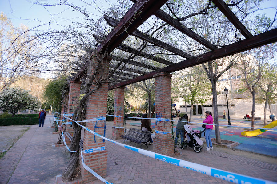 Pérgola perimetrada por riesgo de derrumbe junto a la zona infantil. 