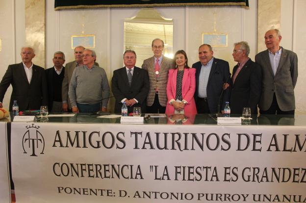 Los socios fundadores de Amigos Taurinos de Almería con Antonio Purroy, en el centro.