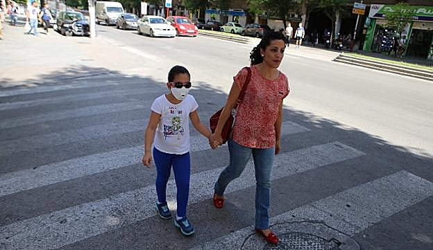 Una mujer y su hija, con mascarilla y gafas de sol, en Jaén capital en una imagen de archivo.