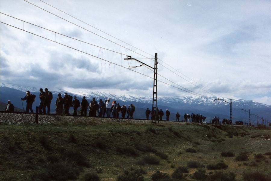 1988. Mineros de Alquife se dirigen a Guadix por las vais del tren durante su protesta por el cierre y desmantelamiento de las minas. Al fondo, Sierra Nevada. 