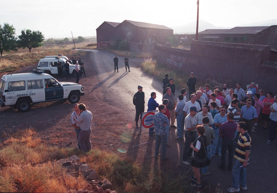 1998. Los trabajadores se concentran ante la entrada de las minas de Alquife para impedir la retirada de la maquinaria.