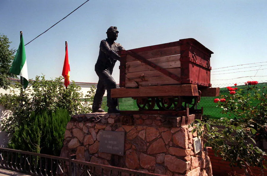 Escultura en homenaje a los mineros en la localidad de Alquife. 