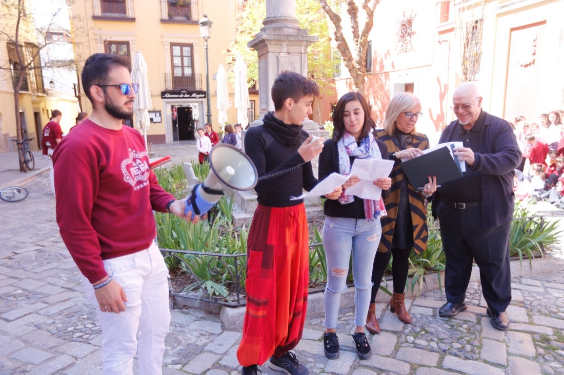 Tras la lectura del manifiesto escrito en esta ocasión por Carlos Cerdá, el grupo de teatro del Instituto Padre Suárez presentó diversas escenas del musical