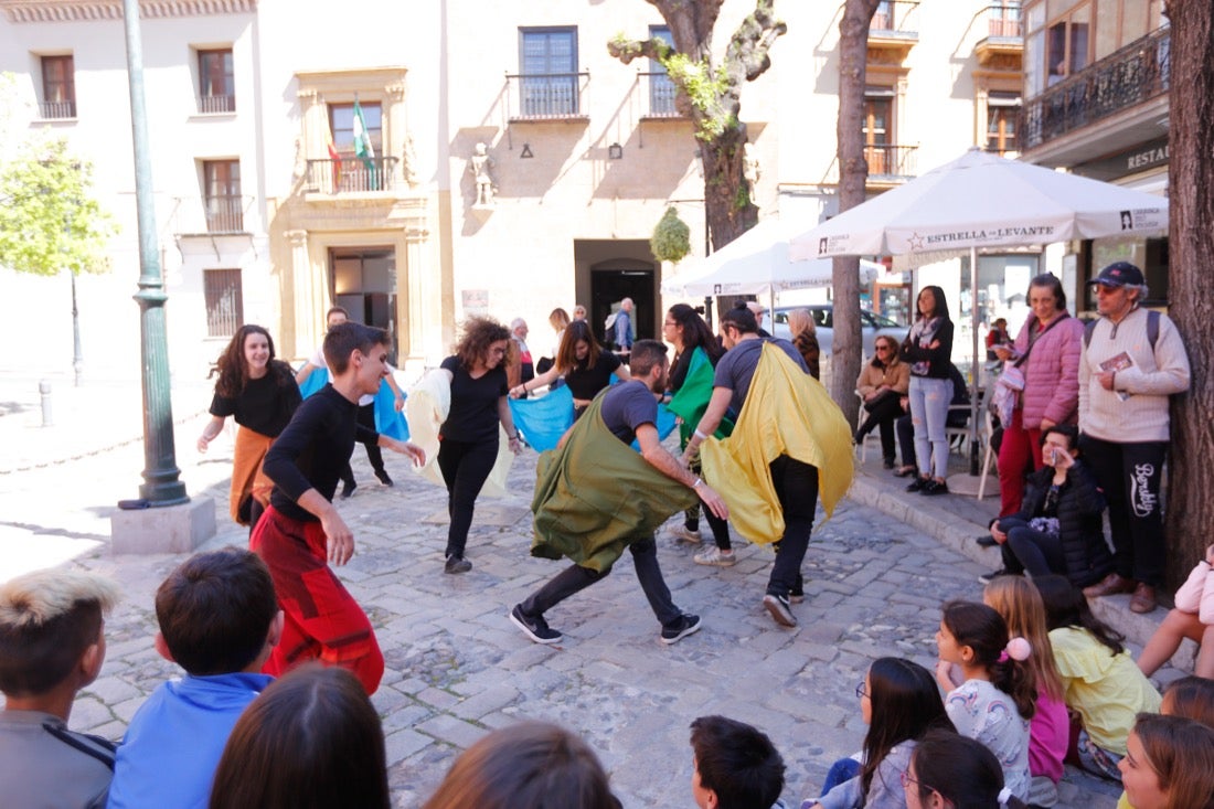 Tras la lectura del manifiesto escrito en esta ocasión por Carlos Cerdá, el grupo de teatro del Instituto Padre Suárez presentó diversas escenas del musical