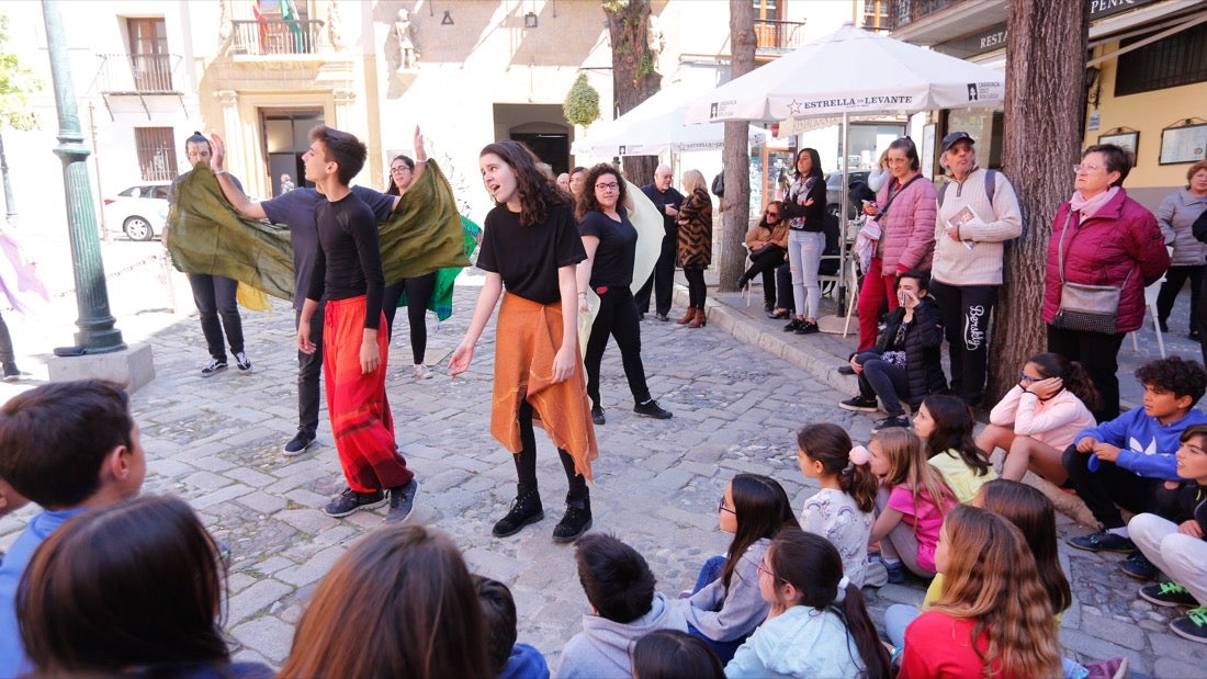 Tras la lectura del manifiesto escrito en esta ocasión por Carlos Cerdá, el grupo de teatro del Instituto Padre Suárez presentó diversas escenas del musical