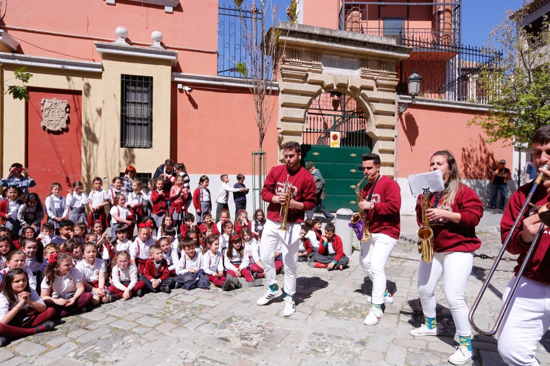 Tras la lectura del manifiesto escrito en esta ocasión por Carlos Cerdá, el grupo de teatro del Instituto Padre Suárez presentó diversas escenas del musical