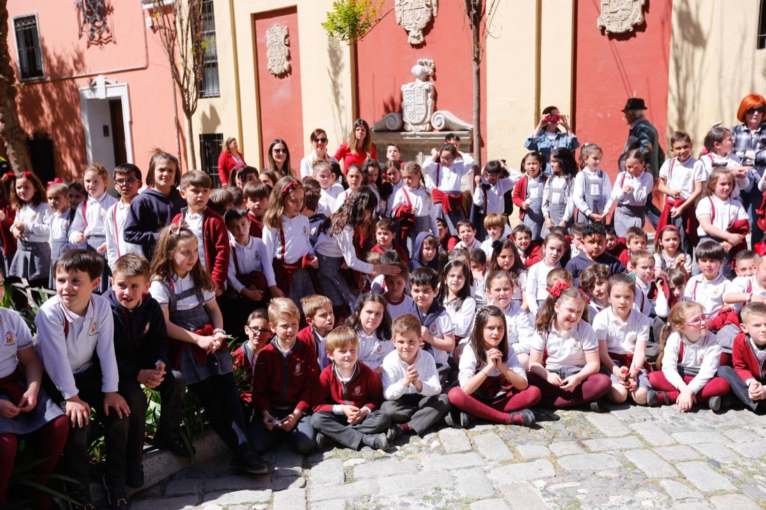 Tras la lectura del manifiesto escrito en esta ocasión por Carlos Cerdá, el grupo de teatro del Instituto Padre Suárez presentó diversas escenas del musical