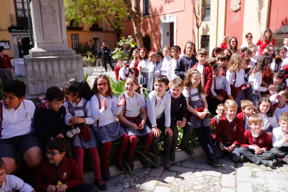 Tras la lectura del manifiesto escrito en esta ocasión por Carlos Cerdá, el grupo de teatro del Instituto Padre Suárez presentó diversas escenas del musical
