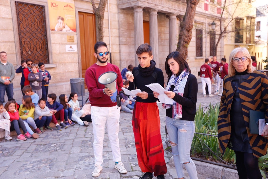 Tras la lectura del manifiesto escrito en esta ocasión por Carlos Cerdá, el grupo de teatro del Instituto Padre Suárez presentó diversas escenas del musical