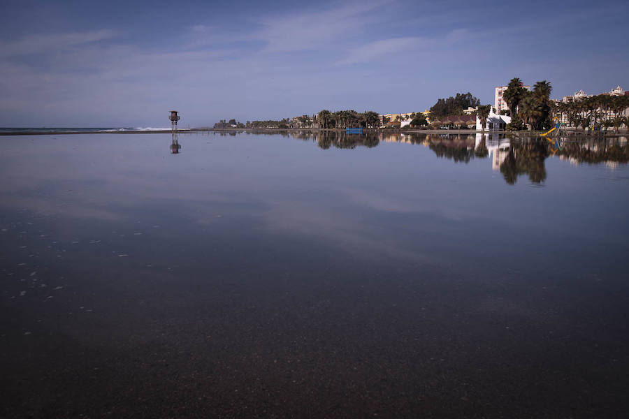 El temporal de levante que ha azotado la Costa granadina ha vuelto a convertir la playa de Poniente de Motril en una gran 'piscina'