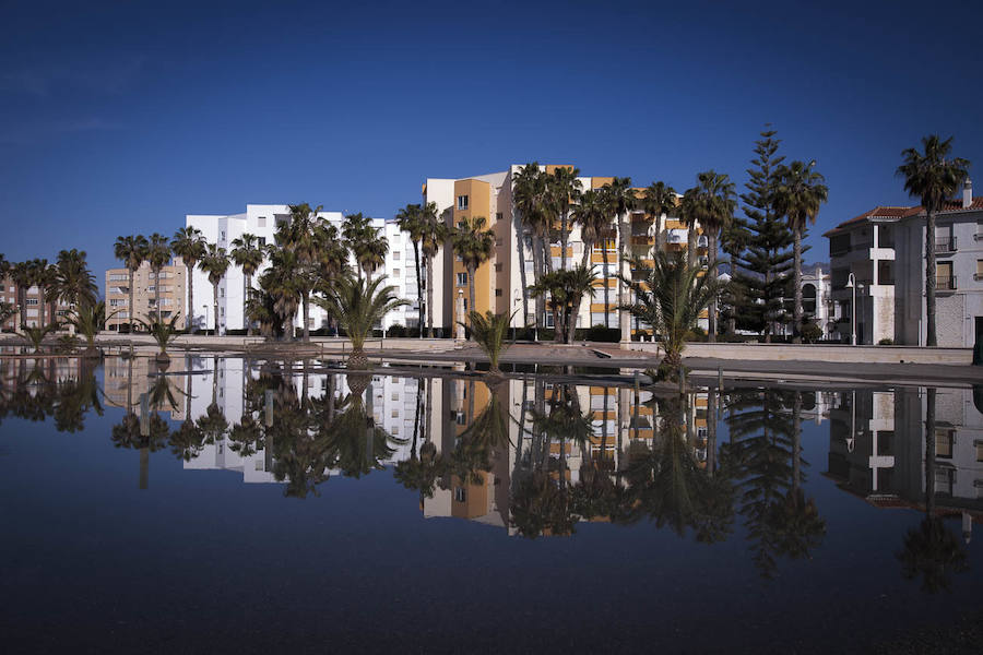 El temporal de levante que ha azotado la Costa granadina ha vuelto a convertir la playa de Poniente de Motril en una gran 'piscina'