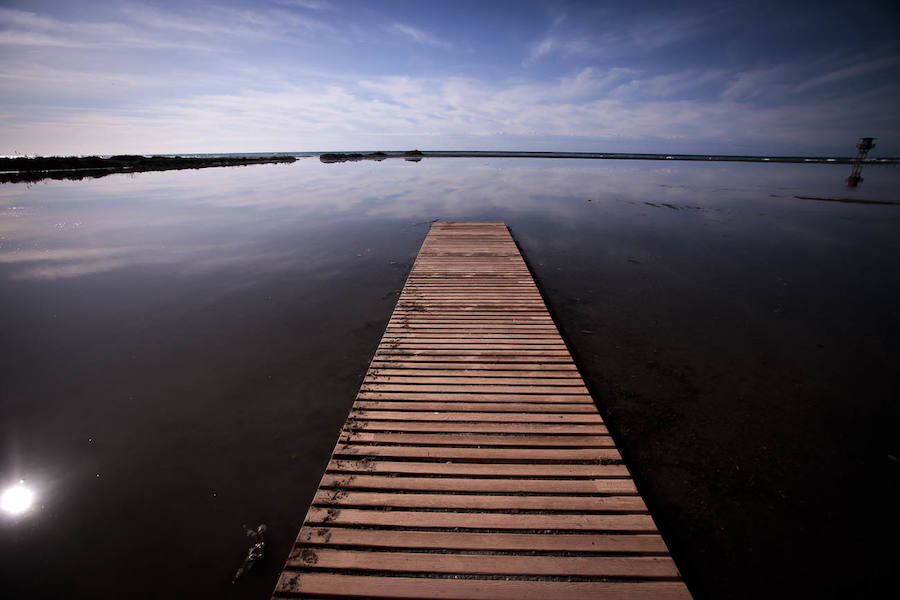 El temporal de levante que ha azotado la Costa granadina ha vuelto a convertir la playa de Poniente de Motril en una gran 'piscina'