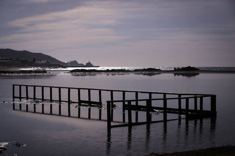 El temporal de levante que ha azotado la Costa granadina ha vuelto a convertir la playa de Poniente de Motril en una gran 'piscina'