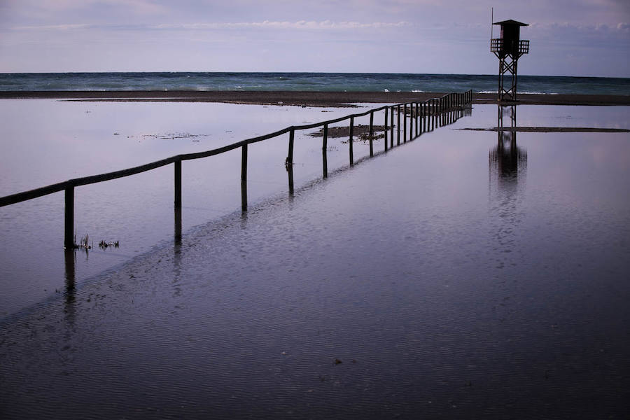 El temporal de levante que ha azotado la Costa granadina ha vuelto a convertir la playa de Poniente de Motril en una gran 'piscina'