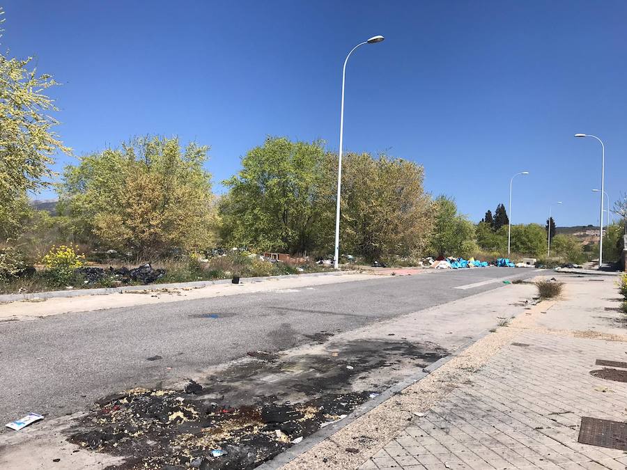 Cientos de bolsas se dispersan por distintos puntos del barrio granadino con restos de las plantaciones de marihuana