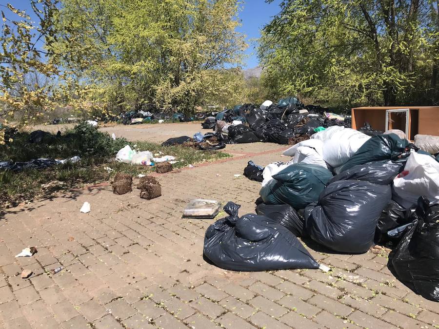 Cientos de bolsas se dispersan por distintos puntos del barrio granadino con restos de las plantaciones de marihuana