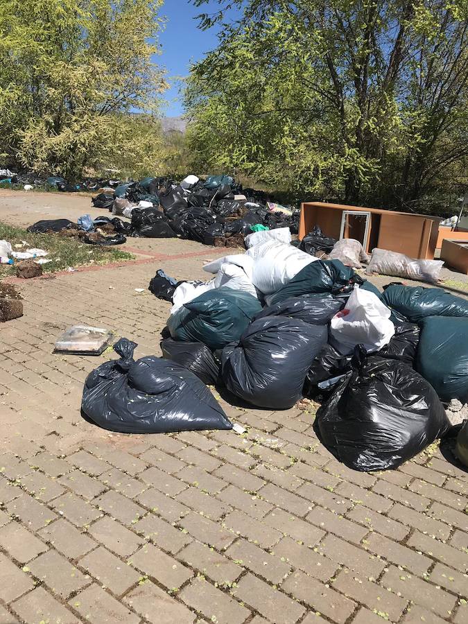 Cientos de bolsas se dispersan por distintos puntos del barrio granadino con restos de las plantaciones de marihuana