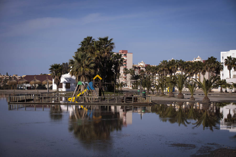 Agua embalsada en la arena de Poniente esta mañana. 