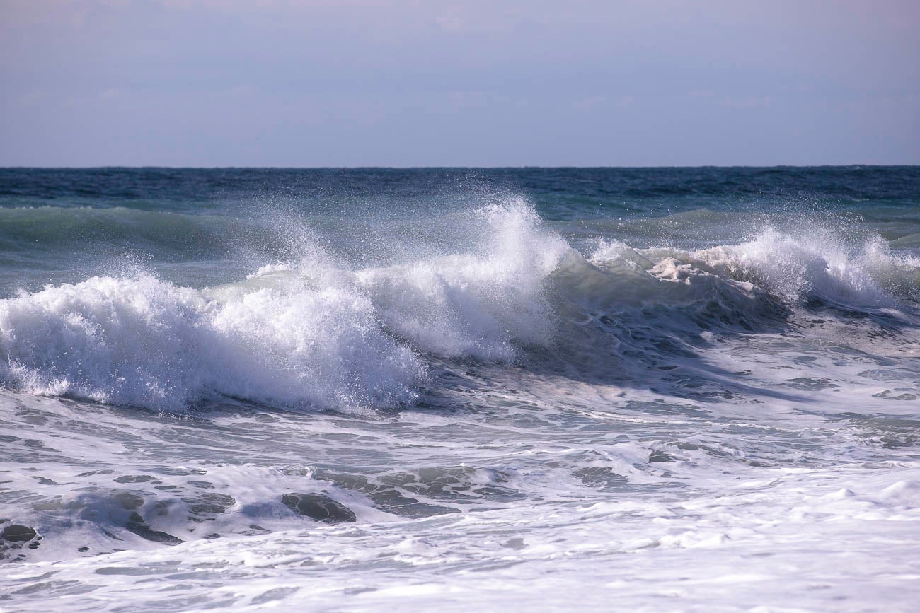 El viento sigue soplando con fuerza y las olas embisten con fuerza en las playas