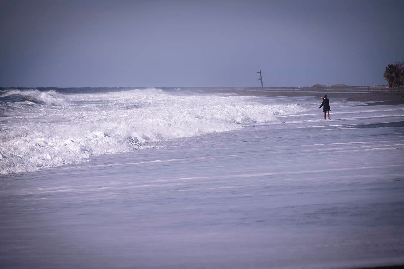 El viento sigue soplando con fuerza y las olas embisten con fuerza en las playas