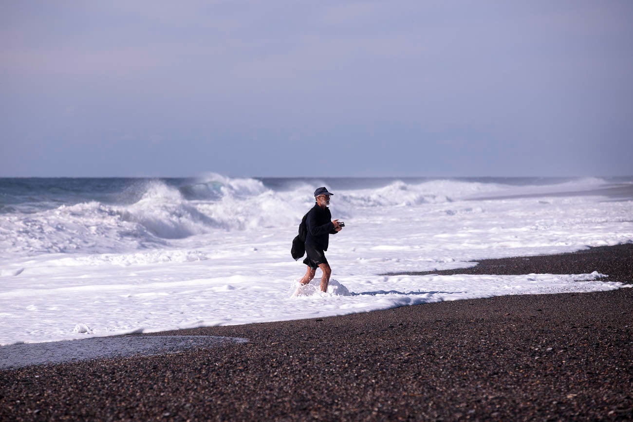 El viento sigue soplando con fuerza y las olas embisten con fuerza en las playas