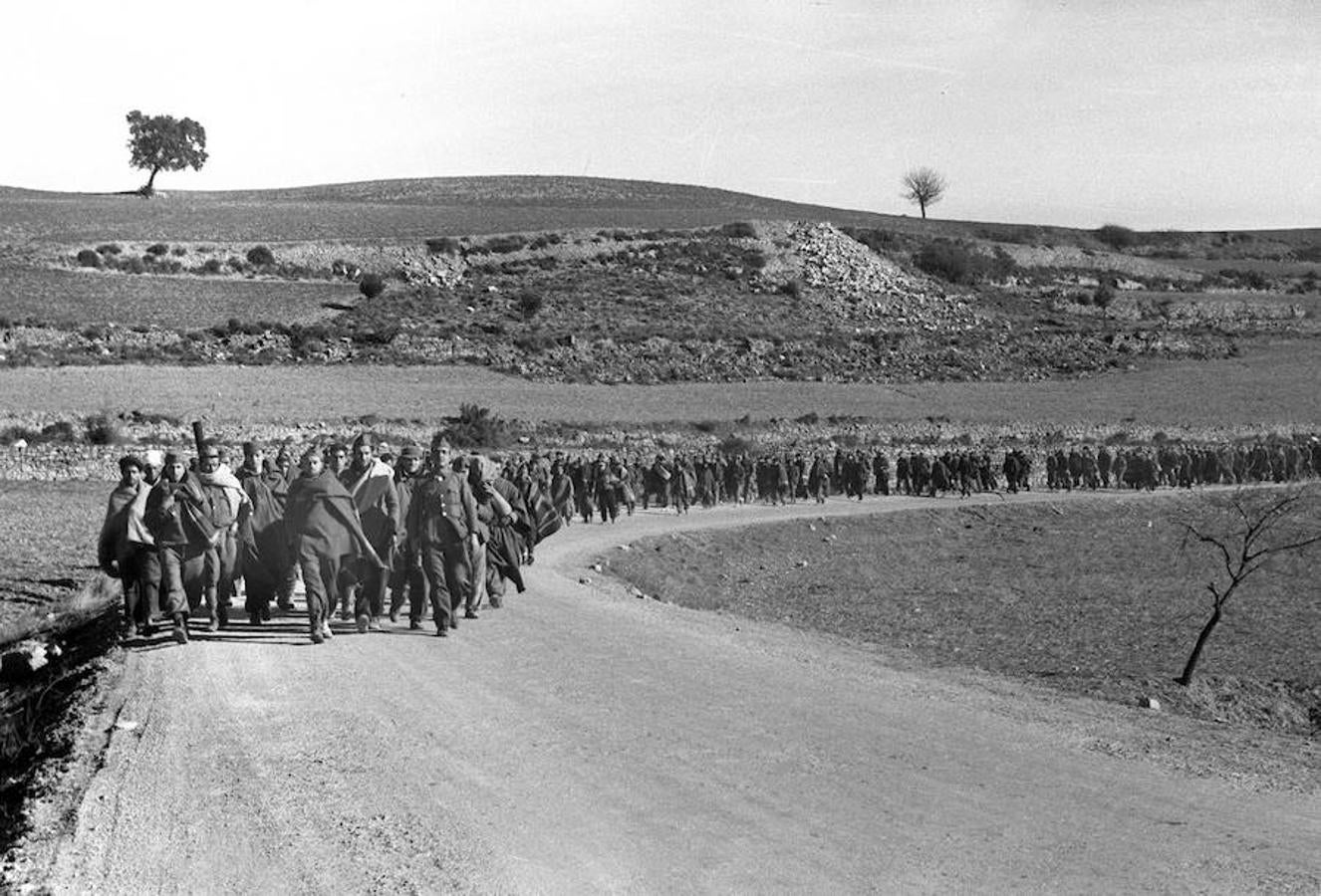 Fila de prisioneros republicanos