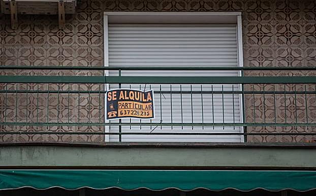 El Defensor pide a la Junta agilizar las ayudas al alquiler y la renta mínima