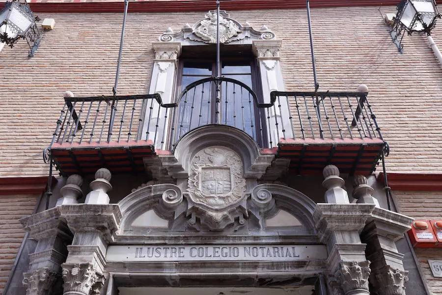 Esta gran vivienda del siglo XVI se levantó sobre los restos de antiguas casas musulmanas medievales. Su patio interior, con arcos de medio punto y columnas de piedra, cuenta con una escalera de gran belleza que une los distintos niveles del edificio.