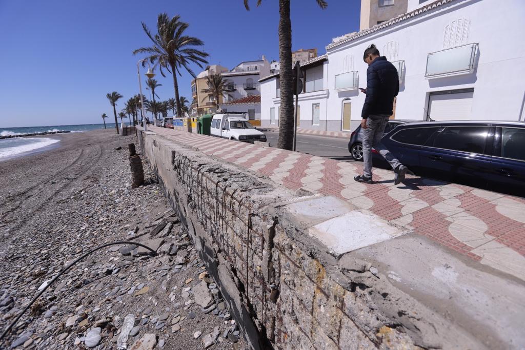 La ya maltrecha escollera de Velilla ha quedado muy dañada y tanto esa zona como Cotobro, Marina del Este y Peña Parda han perdido gran cantidad de arena 