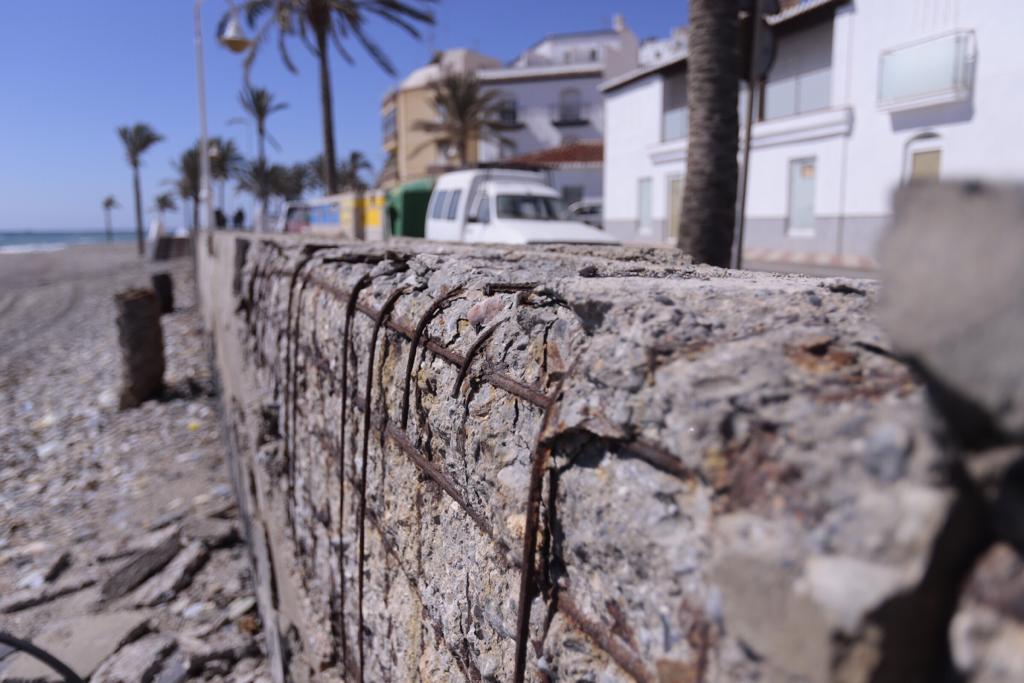 La ya maltrecha escollera de Velilla ha quedado muy dañada y tanto esa zona como Cotobro, Marina del Este y Peña Parda han perdido gran cantidad de arena 