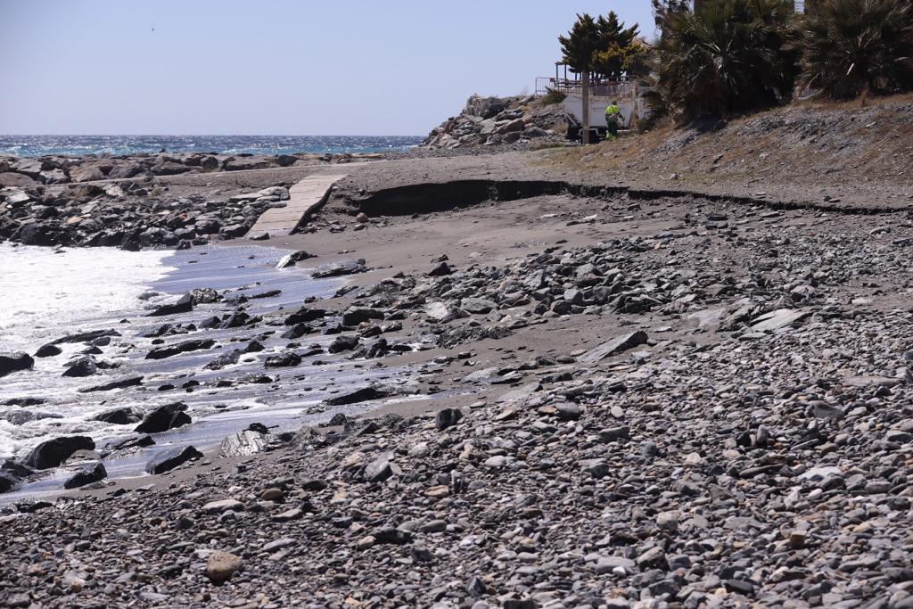 La ya maltrecha escollera de Velilla ha quedado muy dañada y tanto esa zona como Cotobro, Marina del Este y Peña Parda han perdido gran cantidad de arena 