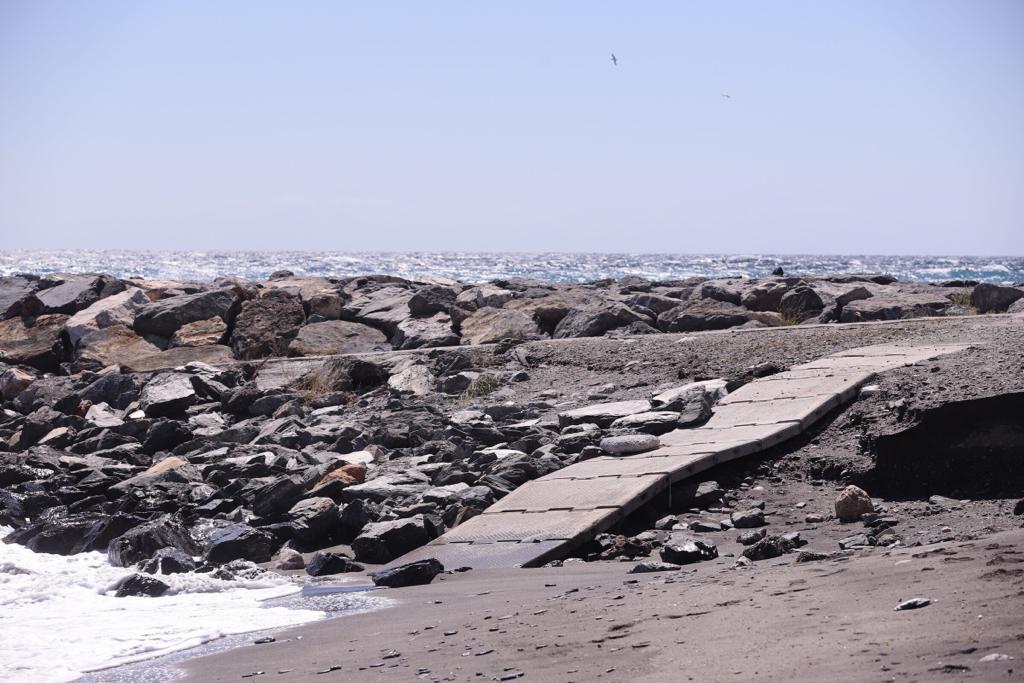 La ya maltrecha escollera de Velilla ha quedado muy dañada y tanto esa zona como Cotobro, Marina del Este y Peña Parda han perdido gran cantidad de arena 