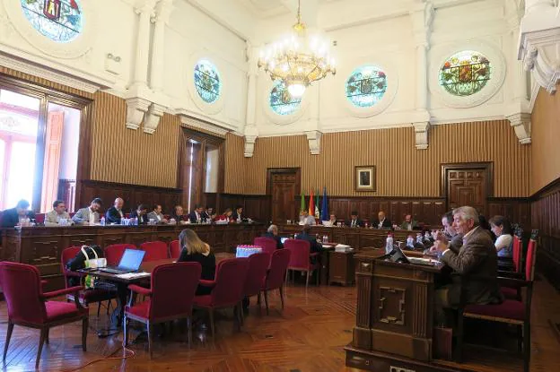 Panorámica del salón de plenos de la Diputación Provincial en la sesión de ayer.