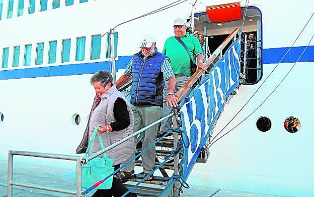 Cruceristas bajan del barco Berlín a su llegada al puerto de Motril 