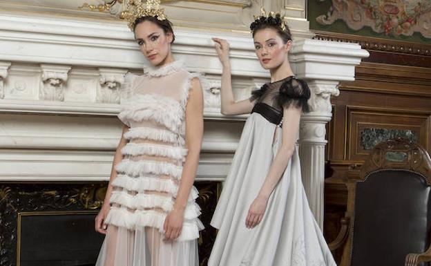 Imagen. Dos de los modelos presentados por Smis en la pasarela de alta costura, que se celebró en el palacio de Fernán Núñez de Madrid.