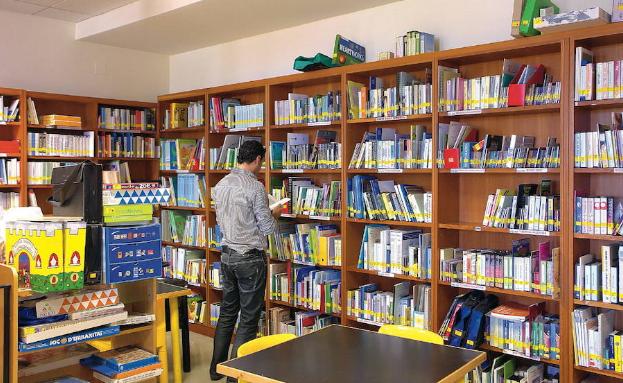 Imagen principal - (1)Biblioteca de la Escuela. (2) Blanca Fernández-Capel, su nueva directora, en una imagen de archivo. (3)Entrada a la escuela en el edificio de Cartuja.