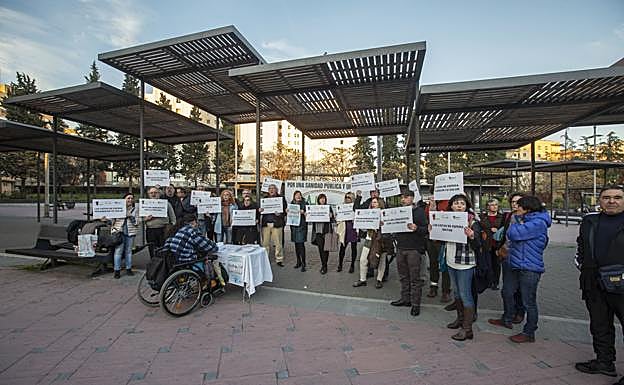 Concentración a las puertas del Virgen de las Nieves contra la falta de transparencia en las listas de espera, a finales de diciembre.