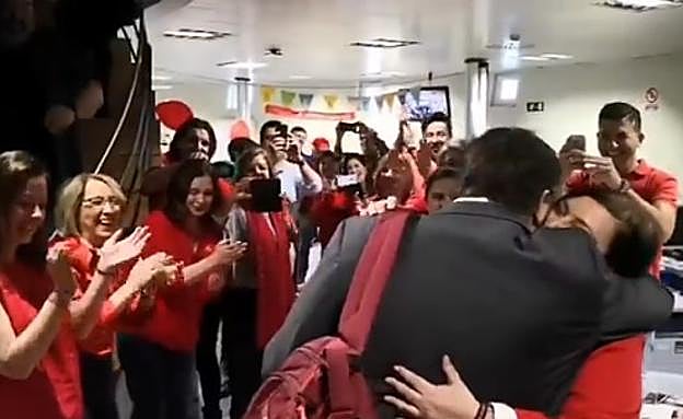 El emotivo regreso de Valentín García, el periodista de Canal Sur que ha vencido al cáncer