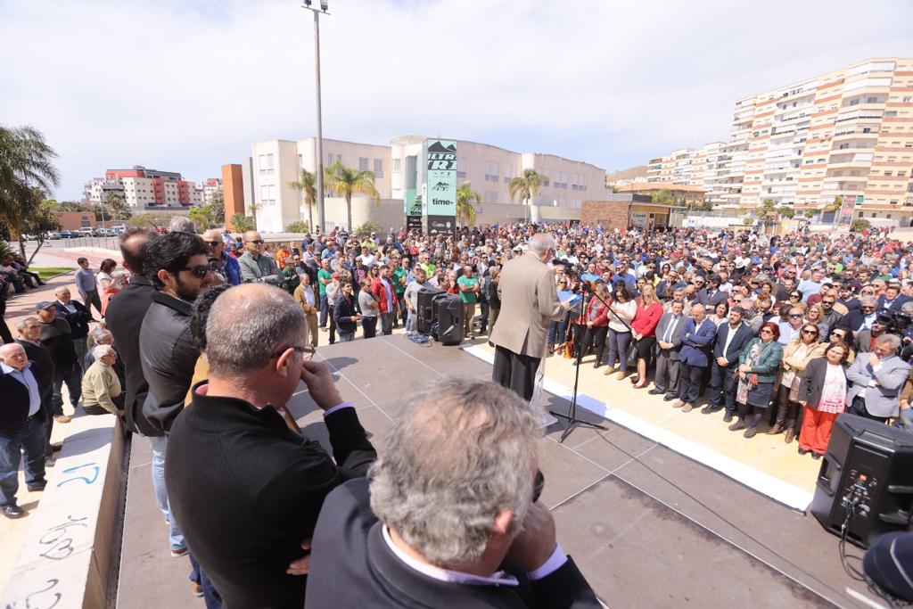 Alrededor de medio millar de personas se han concentrado en Motril para pedir que se hagan ya la canalizaciones de la presa