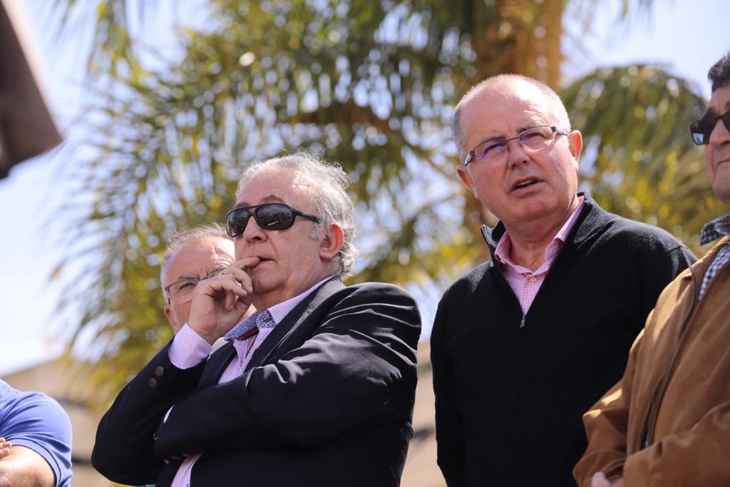 Alrededor de medio millar de personas se han concentrado en Motril para pedir que se hagan ya la canalizaciones de la presa