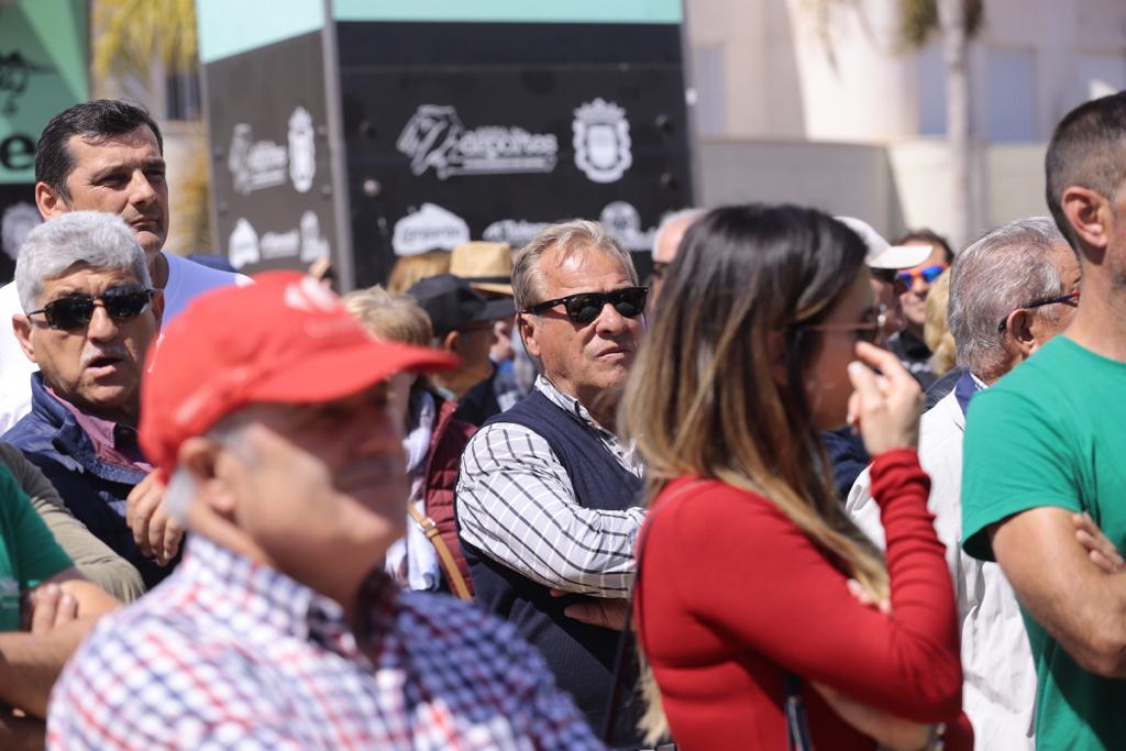 Alrededor de medio millar de personas se han concentrado en Motril para pedir que se hagan ya la canalizaciones de la presa