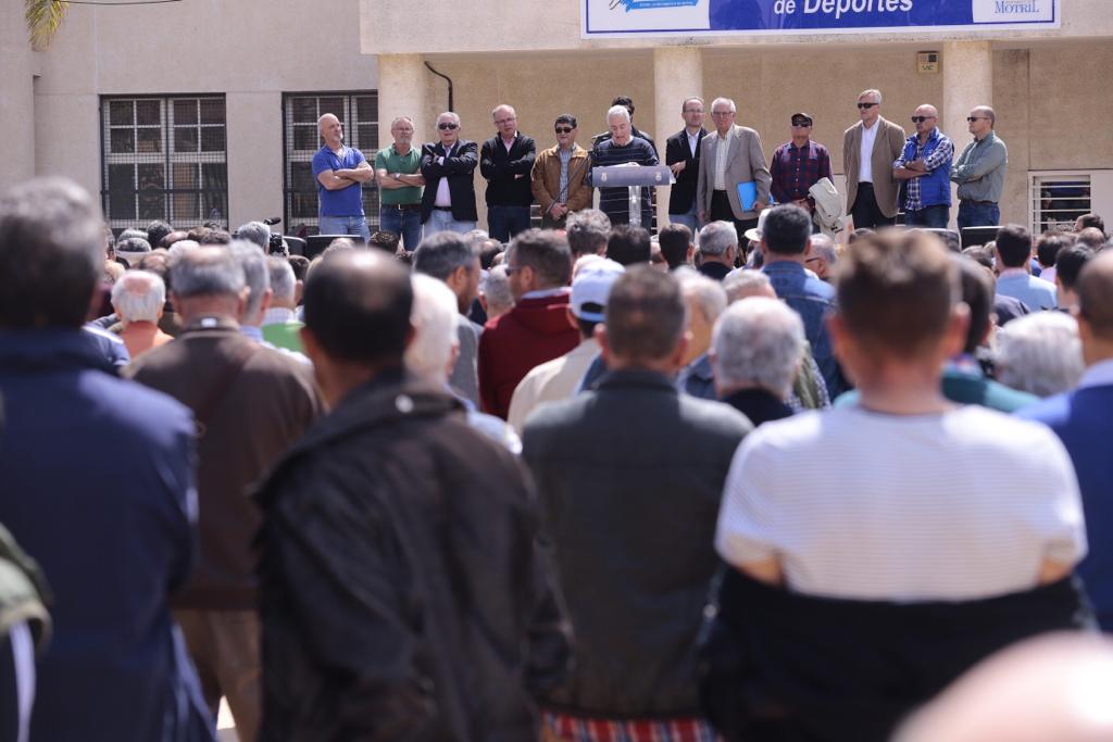 Alrededor de medio millar de personas se han concentrado en Motril para pedir que se hagan ya la canalizaciones de la presa