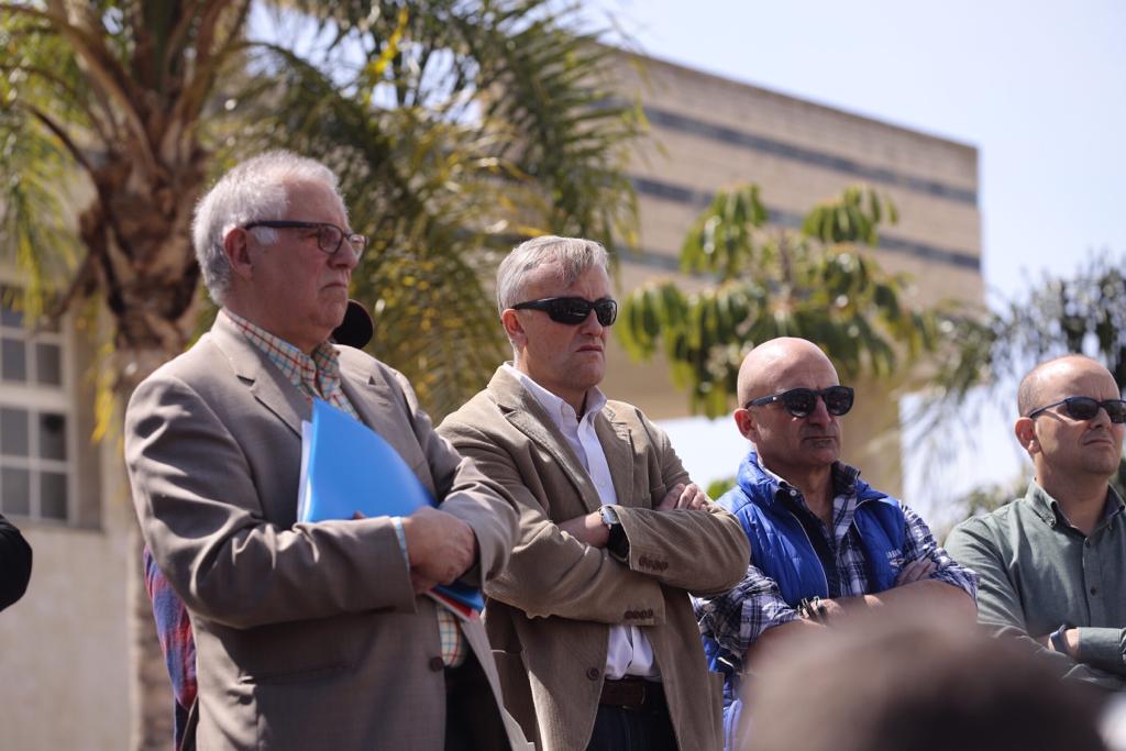 Alrededor de medio millar de personas se han concentrado en Motril para pedir que se hagan ya la canalizaciones de la presa