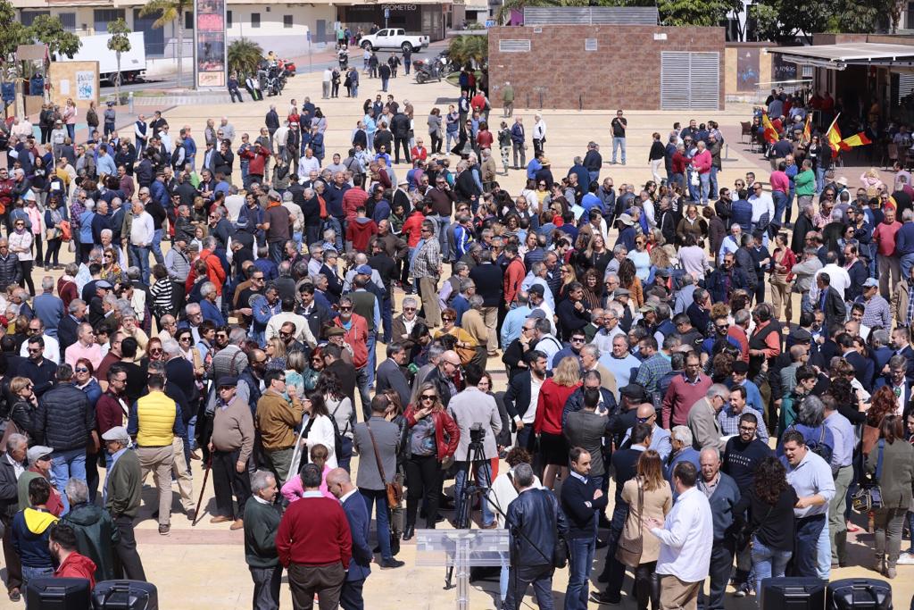 Alrededor de medio millar de personas se han concentrado en Motril para pedir que se hagan ya la canalizaciones de la presa