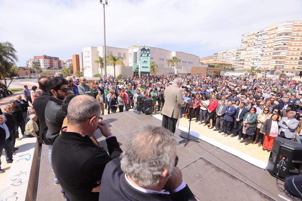 Alrededor de medio millar de personas se han concentrado en Motril para pedir que se hagan ya la canalizaciones de la presa