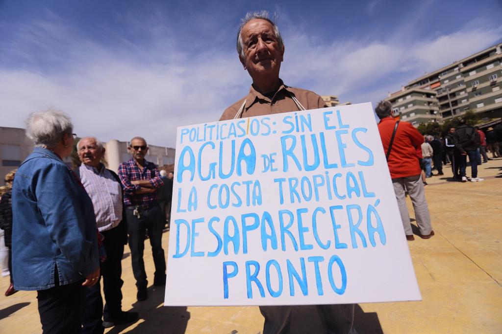 Alrededor de medio millar de personas se han concentrado en Motril para pedir que se hagan ya la canalizaciones de la presa