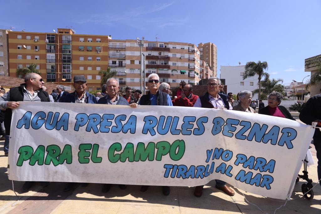 Alrededor de medio millar de personas se han concentrado en Motril para pedir que se hagan ya la canalizaciones de la presa